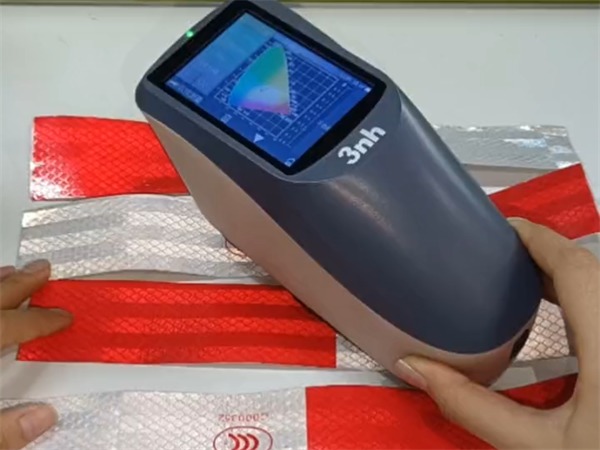 案例：道路交通反光膜的测量——YS4560分光测色仪